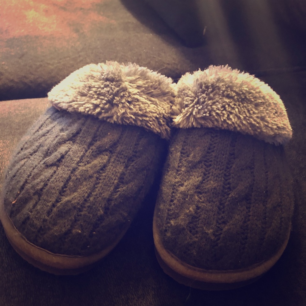 Lam slip ons. SZ m. I’m a 7.5. Fits me
